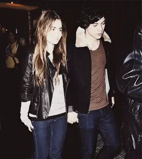 💞 9d8d291f Paar, Händchen halten, Draussen, Mode telegram sticker