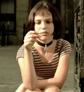 🎗 43081eb5 Mathilda Léon: The Professional 电影, 角色, 吸烟, 电影, 女孩, 莱昂, 玛蒂尔达 whatsapp sticker