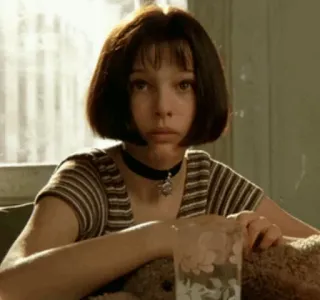 🎗 9773bd0e Matilda Léon: The Professional 玛蒂尔达, 这个杀手不太冷, 电影, 角色, 女孩, 悲伤, 严肃 whatsapp sticker