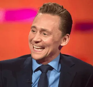 😂 ce27c69b Tom Hiddleston attore, celebrità, uomo, ritratto, sorriso, cravatta, abito telegram sticker