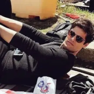 📚 bfac4dc2 DONUTS donuts, nourriture, lunettes de soleil, homme, assis, sac telegram sticker