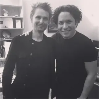 😊 3968e7f6 người, chân dung, đàn ông, bạn bè, trong nhà, cười telegram sticker