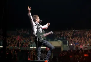 🙌 ae312916 buổi hòa nhạc, nhạc sống, rock, guitar, đám đông, biểu diễn, nhạc sĩ, sân khấu, giải trí telegram sticker