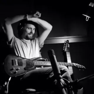 😃 b941ddcc nhạc sĩ, guitar, âm nhạc, người đàn ông, tai nghe, phòng thu âm telegram sticker