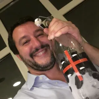 🍾 69d2f1f8 政治家, マッテオ・サルビーニ, イタリア, 笑顔, ボトル whatsapp sticker