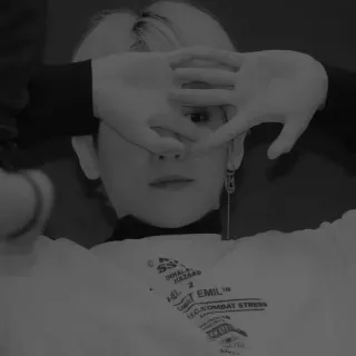 🥀 5052dd10 DHALA
HAZARD
2
HE L EMIL
M.C. COMBAT STRESS persoon, gezicht, handen, portret, monochroom whatsapp sticker