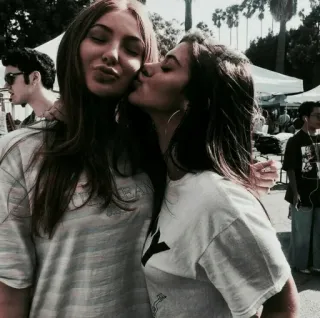 😘 31bb727c 여성, 키스, 우정, 애정, 흑백 telegram sticker