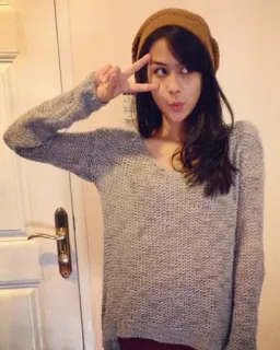 😇 9e756d45 donna, segno di pace, maglione, ritratto, interno, giovane adulto, femmina, casual telegram sticker