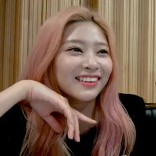 😄 ad3c44e9 女人, 微笑, 肖像, 粉色头发, 快乐, 韩国 telegram sticker