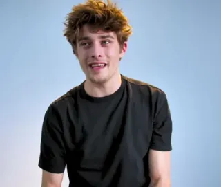 🍷 8d23752f người đàn ông, chân dung, người, áo thun, nụ cười telegram sticker