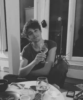 🍷 9a6c15be người, đàn ông, rượu, trong nhà, chân dung telegram sticker