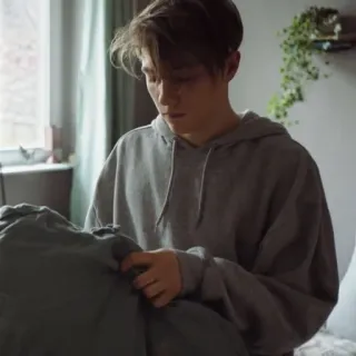 🍷 cfb3fa1c người đàn ông, áo hoodie, trong nhà, thường ngày, quần áo, người telegram sticker