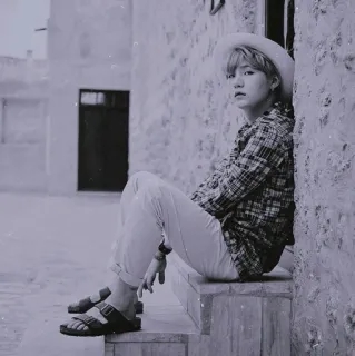 🌚 82443d9a pessoa, sentado, chapéu, ao ar livre, casual, urbano telegram sticker