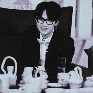 🍂 e450f66d Suga Kpop, BTS, Suga, Min Yoongi, Cantor, Idol, Óculos telegram sticker