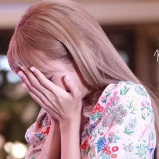 🙈 70041d70 женщина, плачет, грустно, эмоции, стресс, огорчение whatsapp sticker