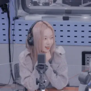 ☕ 07057a93 wanita, radio, mikrofon, headphone, potret, orang telegram sticker