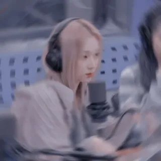 ☕ 10d40994 wanita, headphone, mikrofon, potret, orang, studio telegram sticker