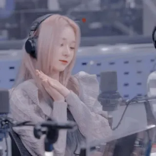 ☕ 245a6092 wanita, headphone, mikrofon, radio, musik, studio telegram sticker