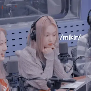 ☕ 3a814db6 /mikir/ kpop, korea, musik, potret, wanita, radio, mikrofon telegram sticker