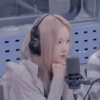 ☕ 40c653b0 wanita, mikrofon, headphone, radio, podcast, orang telegram sticker