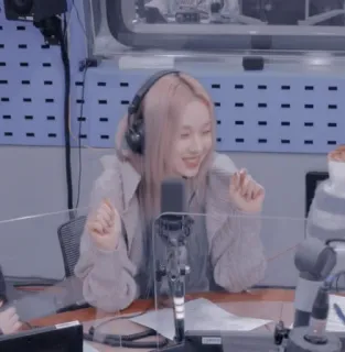 ☕ 45b40de3 wanita, tersenyum, headphone, mikrofon, radio, podcast telegram sticker