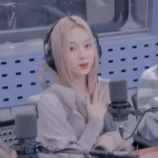 ☕ 7786c48f wanita, orang, mikrofon, headphone, radio, potret telegram sticker