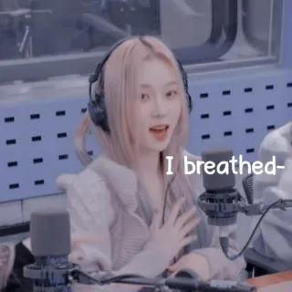 ☕ 7c830c9f I breathed- wanita, mikrofon, orang, penyanyi, musik, potret telegram sticker