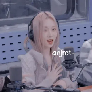 ☕ 93235fd9 anjrot- mikrofon, studio, wanita, musik, idola telegram sticker