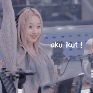 ☕ 96ac74a6 aku ikut ! wanita, headphone, dalam ruangan, tersenyum telegram sticker