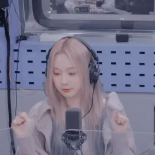 ☕ a39e48d2 wanita, mikrofon, headphone, orang, radio, studio telegram sticker