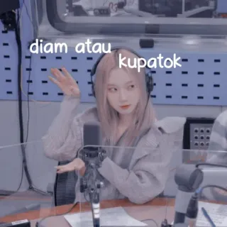 ☕ aadc11d3 diam atau kupatok orang, wanita, radio, studio, mikrofon, headphone telegram sticker