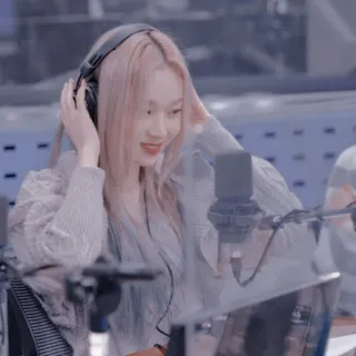 ☕ b843efce wanita, headphone, mikrofon, radio, studio, potret, orang, mendengarkan telegram sticker