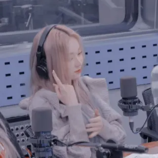 ☕ d85f7592 wanita, headphone, mikrofon, jari tengah, gestur telegram sticker