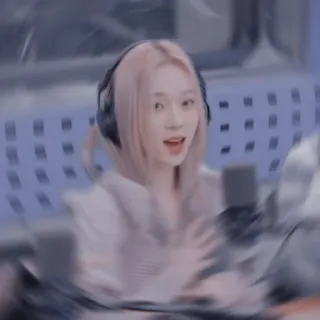 ☕ f4548456 wanita, headphone, mikrofon, potret, rekaman, radio telegram sticker