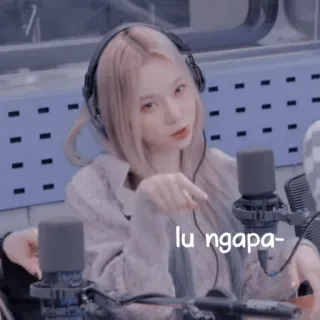 ☕ ff0fa2bf lu ngapa- wanita, headphone, mikrofon, podcast, radio, studio telegram sticker