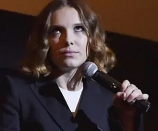 🙄 3f656c47 Millie Bobby Brown attrice, microfono, celebrità, Millie Bobby Brown telegram sticker