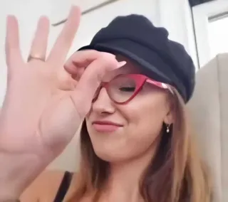 😉 989d3dcf donna, occhiali, cappellino, gesto, persona, faccia telegram sticker