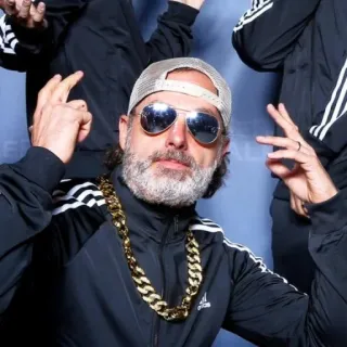 ✌️ 7448c697 Mann, Sonnenbrille, Goldkette, Trainingsanzug, Hut, Bart telegram sticker