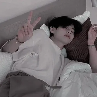 🍒 0e395cc0 Person, Mann, Schlafzimmer, Kissen, liegend, Friedenszeichen whatsapp sticker