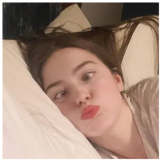 😗 4ba05475 Frau, Person, Gesicht, Selfie, liegend, Kissen telegram sticker