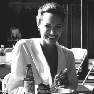 🥀 2f5c3632 Angelina Jolie nữ diễn viên, phụ nữ, chân dung, trắng đen, nụ cười, ăn uống telegram sticker
