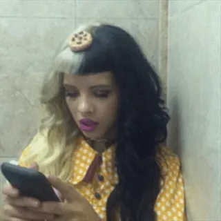 😐 fb2a1fec Melanie Martinez melanie martinez, cantora, biscoito, cabelo dividido telegram sticker