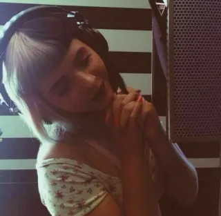 😌 b7dd287f Melanie Martinez singer, headphones, music, woman, portrait telegram sticker