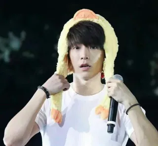 😳 7cc8a8b4 남자, 인물 사진, 마이크, 모자, 가수, 유명인 telegram sticker