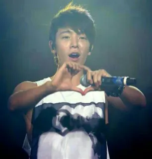 😍 7d9c2819 사람, 마이크, 하트, 가수, 공연자, 아이돌 telegram sticker