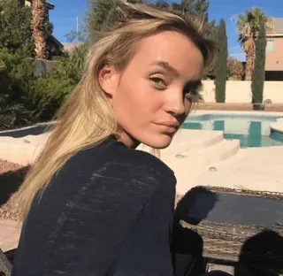 🌙 d5d4d35f vrouw, blond, zwembad, portret, buiten, persoon telegram sticker