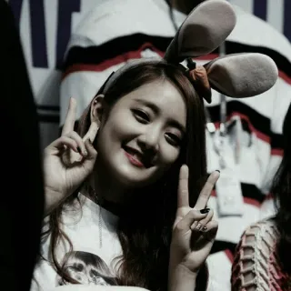 ⛲️ 25178ed7 femme, fille, signe de paix, oreilles de lapin, souriant, portrait telegram sticker