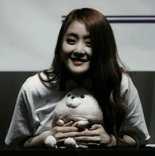 ⛲️ 82935425 femme, personne, sourire, peluche telegram sticker