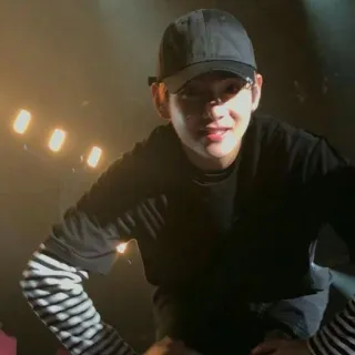 😊 f7cbfaba คน, หมวก, ชุดลำลอง, ภาพเหมือน, รอยยิ้ม telegram sticker