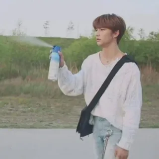 🍫 223a5df2 Osoba, Opryskiwanie, Na zewnątrz, Młody mężczyzna telegram sticker